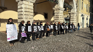 Pesaro - ’Donne in cammino per la pace’, flash mob sotto la prefettura